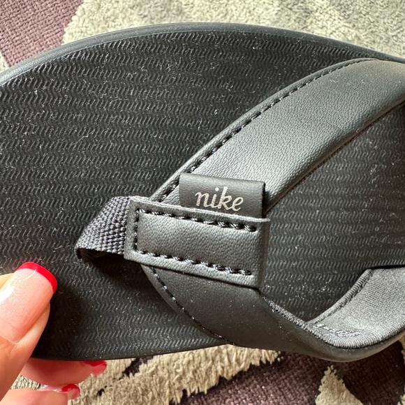 Nike Bella Kai Flip Flops - Picture 6 of 6